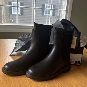 New in box Banana Republic Black Chelsea Lug Boots women’s size 7